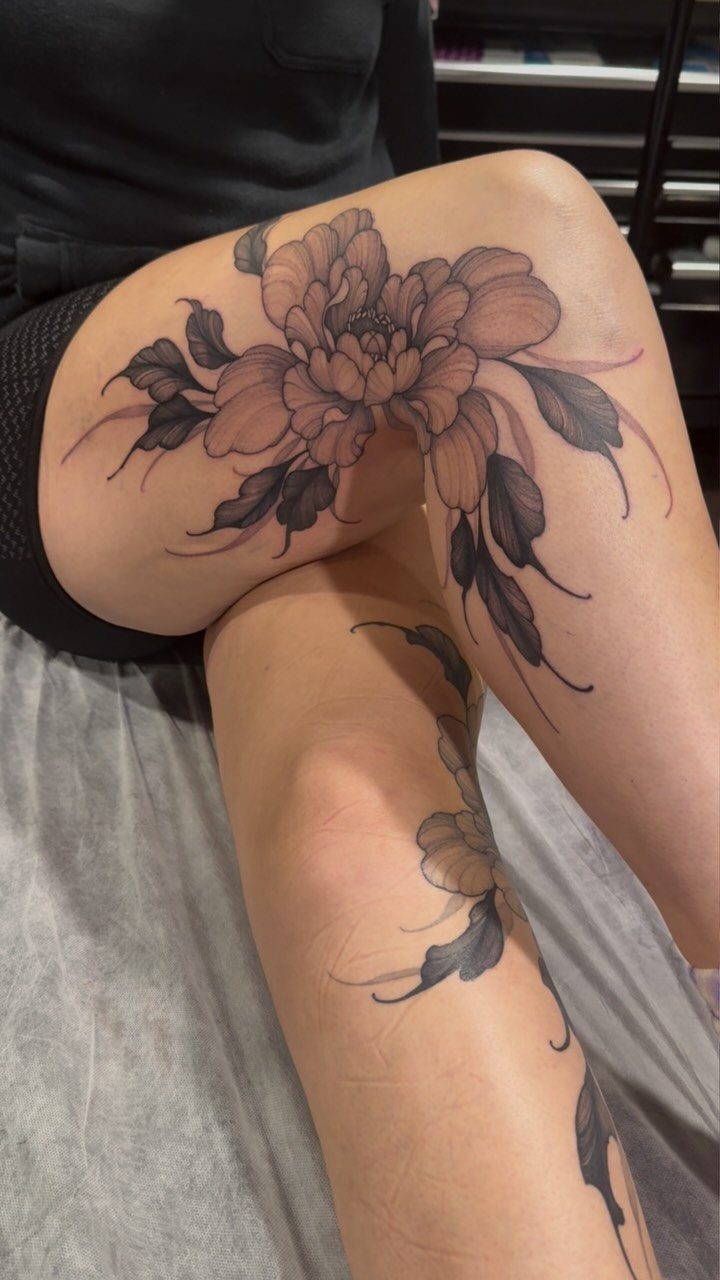 Leg Tattoo Base: 14 Placements from Ankle to Full Sleeve for 2026 5 Large black and grey floral tattoo covering a person's thigh and extending down the leg.